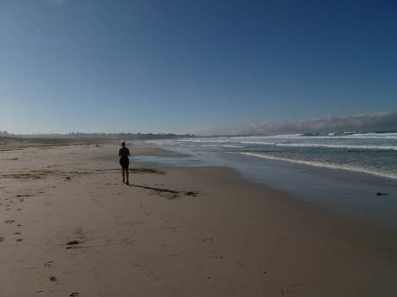 Correndo em praia de Monterey, no litoral da Califórnia, nos Estados Unidos